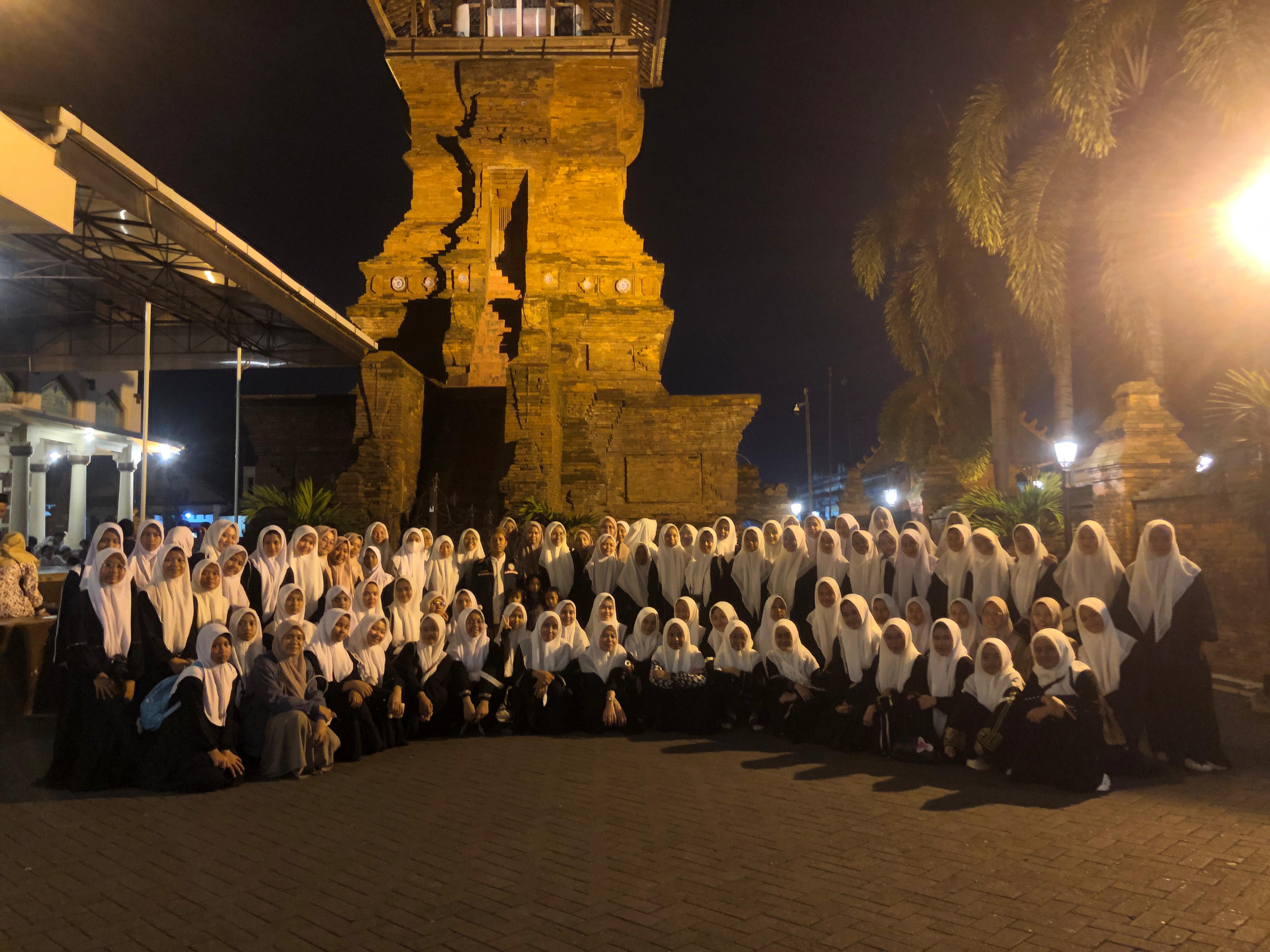 🕌 Rihlah Santriwati Ponpes Hamalatul Quran Putri: Menapaki Jejak Wali, Menyegarkan Hati dan Pikiran